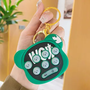 Niedlicher bärenförmiger Mini-Elektronik-Spielkonsolen-Schlüsselanhänger mit Silikonknöpfen.