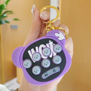 Nahaufnahme des niedlichen lila Bären elektronischen Maulwurf Spiel Schlüsselanhängers.