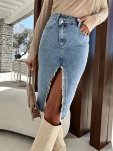 Gonna midi in denim blu da donna con spacco frontale, casual ed elegante da indossare.