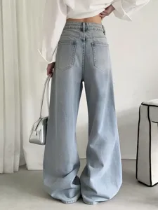 Vue détaillée jean large bleu clair, poches arrière stylées, vêtement décontracté.