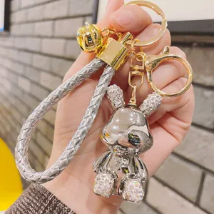Dettaglio portachiavi coniglietto strass argento, ciondolo borsa bambola metallo.