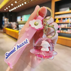 Detailansicht des süßen Treibsand Öleinfüllung Schaf Schlüsselanhänger mit rosa Gurt.