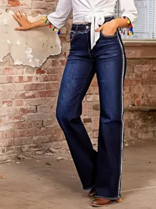 Vista dettagliata dei jeans a zampa blu scuro da donna a vita alta con bordi sfrangiati grezzi.