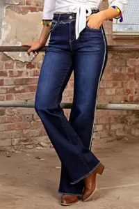 Jeans a zampa blu scuro da donna a vita alta con fondo sfrangiato e dettagli laterali eleganti.