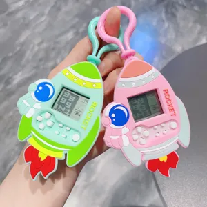 Rakete Astronaut Handheld Spielkonsole Schlüsselanhänger, tragbares Retro Videospiel für Kinder.