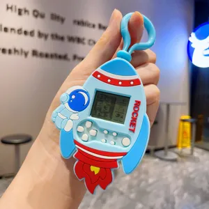 Nahaufnahme der blauen Raketen-Spielkonsole als Schlüsselanhänger mit Astronauten-Design.