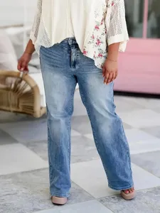 Vue détaillée jean droit en denim délavé grande taille femme, pantalon stretch bleu classique.