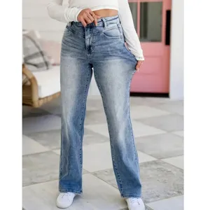 Jean droit extensible délavé clair à taille haute pour femme tendance quotidienne.