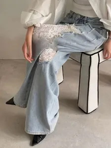 Jean de femme bleu clair stylé avec des déchirures et dentelle blanche pour tous les jours.