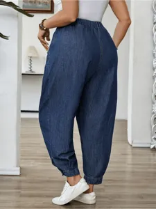 Femme jean bleu pantalon ballon decontracte taille haute chic style urbain quotidien.