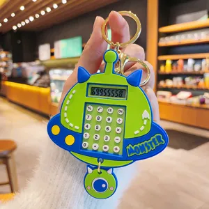 Primer plano detallado del llavero calculadora de silicona creativo con diseño de alienígena.
