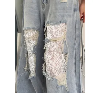 Jean bleu clair femme déchiré avec empiècement en dentelle blanche, pantalon droit vue principale.