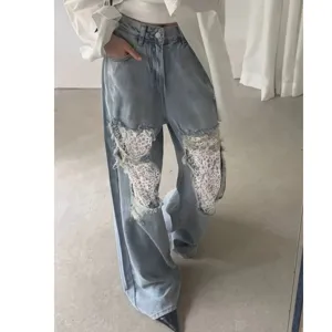 Femme jean bleu clair large avec empiècements en dentelle déchirée pantalon chic décontracté.