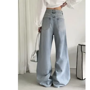 Jean en denim bleu clair large pour femmes, pantalon ample et stylé pour un usage quotidien.