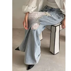 Femme jean bleu destroy avec dentelle pantalon patte d'eph élégant mode tendance