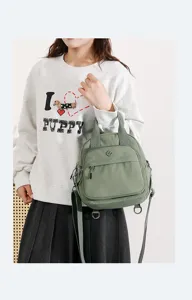 Vista detallada del bolso cruzado ligero de nailon verde, bolso casual versátil para mujer.