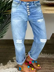Jean en denim bleu clair taille haute avec plusieurs boutons et details detruits style rue