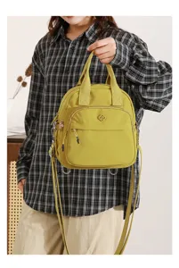 Bolso bandolera informal de nailon ligero para mujer, con correas multiusos y bolsillo delantero.