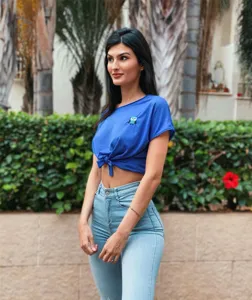 Lichtblauwe skinny jeans met hoge taille en blauwe geknoopt crop top voor dames chic.