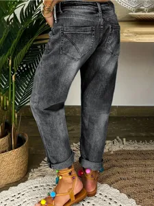 Jean femme taille haute gris délavé détail vue arrière montrant la coupe et revers.