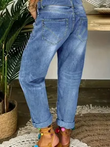 Vue détaillée de la poche arrière et des élégants revers du jean stretch pour femme