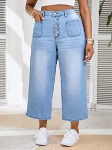 Jeans cortos vaqueros azul claro de talla grande en detalle con botones y bolsillos.