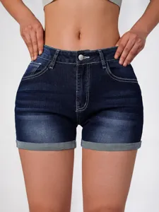 Primo piano di pantaloncini di jeans elasticizzati blu scuro da donna con risvolti.