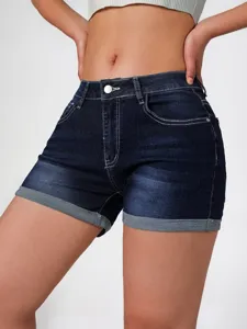 Primo piano di pantaloncini in denim blu scuro da donna con cuciture a contrasto e risvolti.