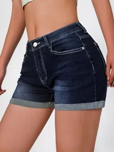 Vista dettagliata di pantaloncini in denim blu scuro con cuciture a contrasto e risvolto.