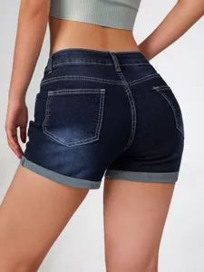 Dettaglio di pantaloncini in denim stretch blu scuro con cuciture e risvolti donna.