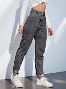 Close-up detailopname van distressed high waist gewassen zwarte denim jeans voor dames.