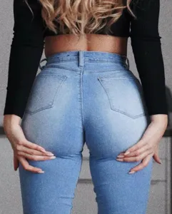 Detailopname van de pasvorm aan de achterkant, hoge taille en liftend design van stretch jeans.