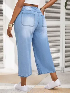 Detalle de vista trasera de pantalón capri vaquero casual holgado de talla grande para mujer.