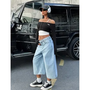 Vaqueros capri de pierna ancha y talle alto en azul claro para mujer, estilo vintage casual.