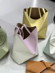 Geometrische Shopper Tasche mit Pastellfarben, großem Fassungsvermögen und modischem Design.