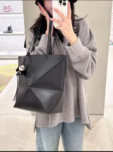 Detailansicht der schwarzen geometrischen Shopper Tasche mit Pandabaihang, geräumiges Design.