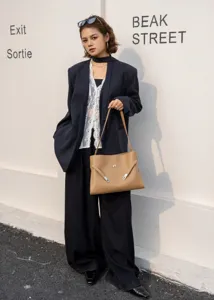 Retro casual Kelly underarm bag for women, stylish niche design handbag, elegant crossbody tote.