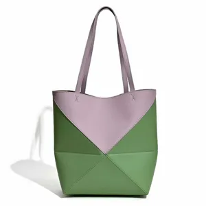 Nahaufnahme der geometrischen Schultertasche mit einzigartigem V-formigen Farbblock-Design.