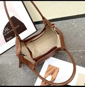 Brown leather shoulder bag for women, large capacity casual commuting tote bag with zip pocket.