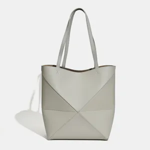 Minimalistische graue geometrische Ledertasche, Alltagsschultertasche mit grossem Volumen.