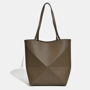 Geometrische braune Ledertasche mit einzigartigem Faltdesign, stilvolle und geräumige Umhängetasche.