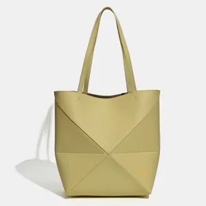 Modische minimalistische geometrische Schultertasche in Hellgrün, geräumiges Design.