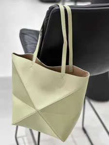 Detailansicht der minimalistischen geometrischen Schulter-Tragetasche in Hellgrün, lässig.