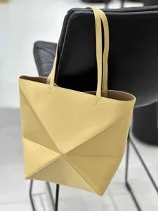 Gelbe geometrische Falt-Shopper-Tasche im Detail, stilvolles lässiges minimalistisches Design.