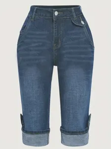 Pantacourt en jean taille haute avec revers élégants et tissu extensible confortable.