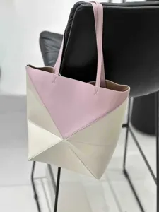 Nahaufnahme der rosa und beigen geometrischen Tragetasche Detail am modernen Stuhl.