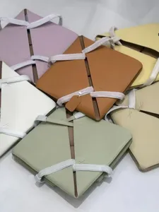 Stilvolle geometrische faltbare Umhängetasche in einem bunten Set von oben gezeigt.