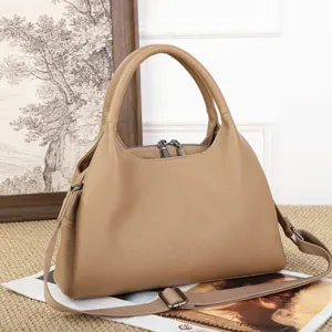 Elegante borsa a tracolla in pelle marrone con manico e cinghia regolabile per donne.