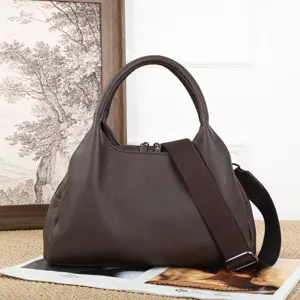 Borsa a mano in pelle marrone scuro con manico e tracolla, elegante borsa da donna.