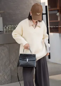 Black crocodile pattern leather handbag for women, stylish fashion shoulder crossbody bag.